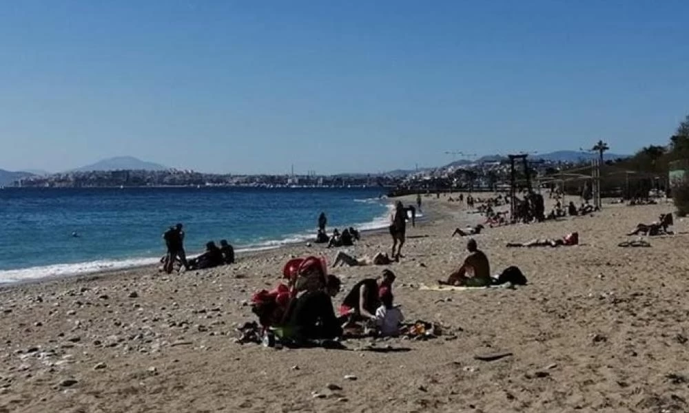 Κορονοϊός: Αθηναίοι αψήφησαν τα απαγορευτικά μέτρα και πήγαν...παραλία!
